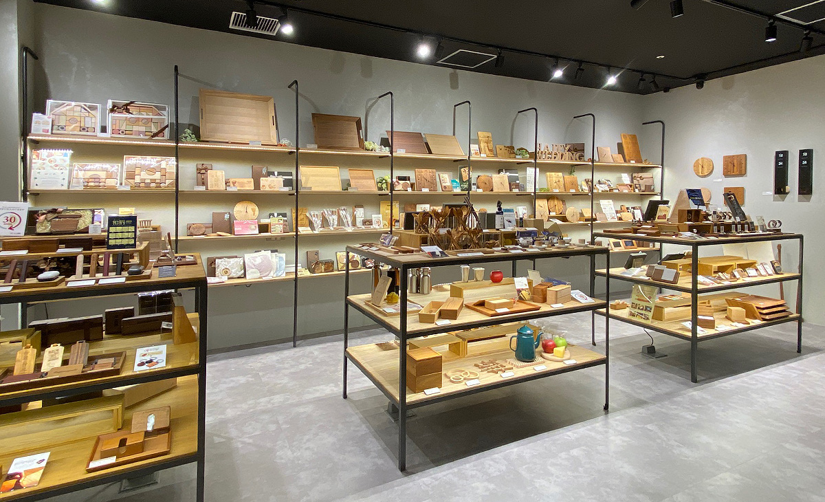 なんばパークス店　木製デザイン雑貨ギフトショップ