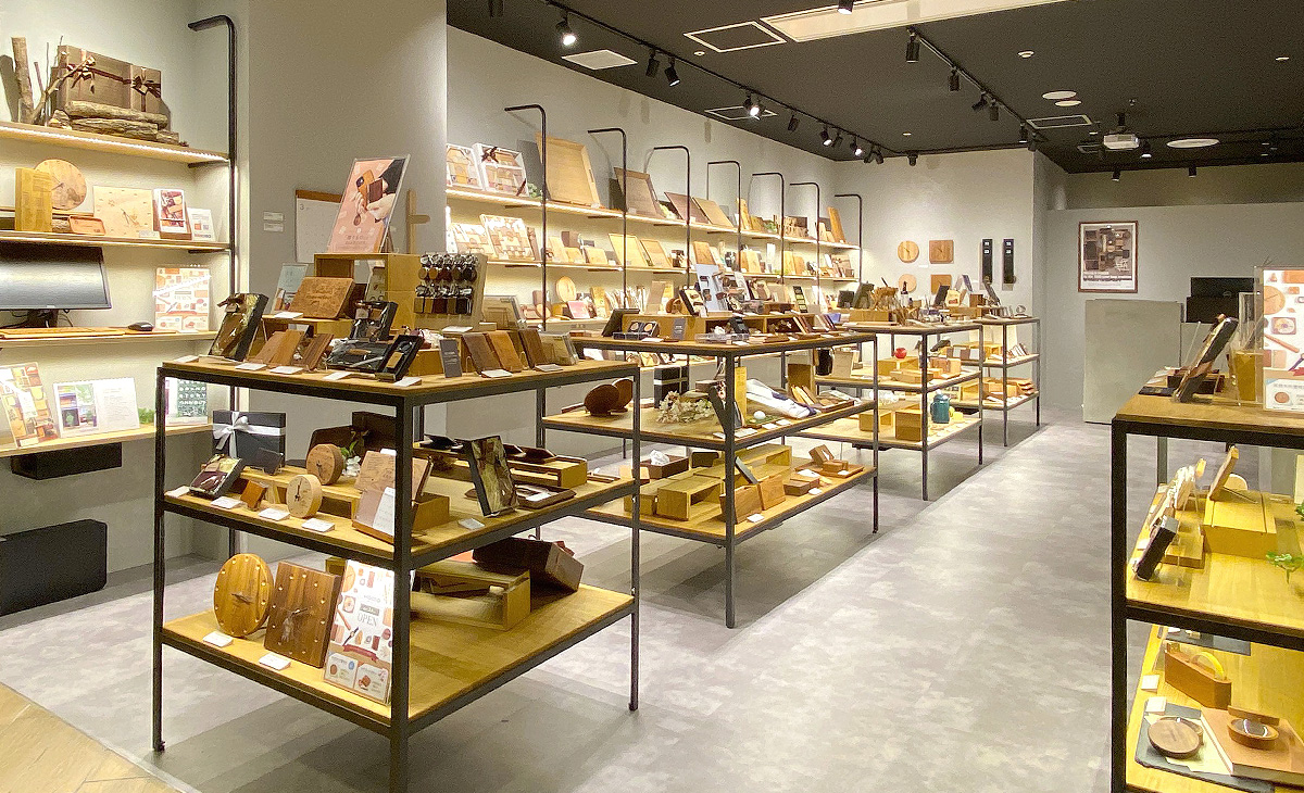なんばパークス店　木製デザイン雑貨ギフトショップ