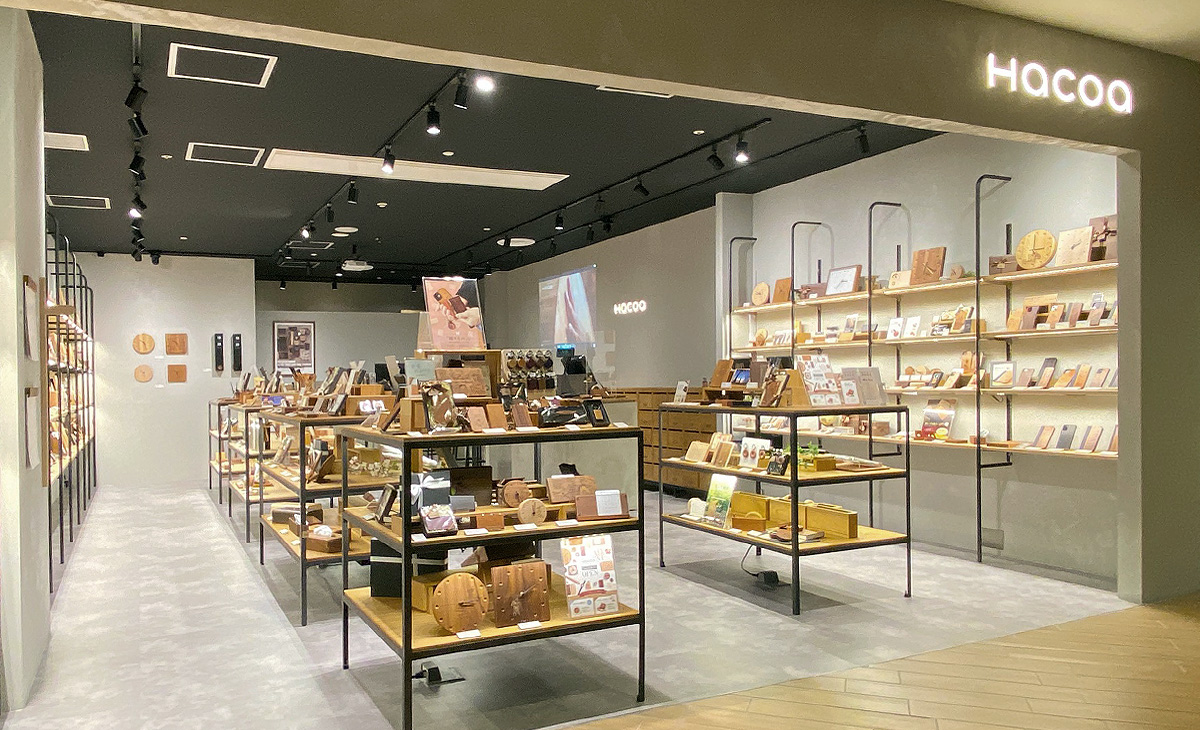 なんばパークス店　木製デザイン雑貨ギフトショップ