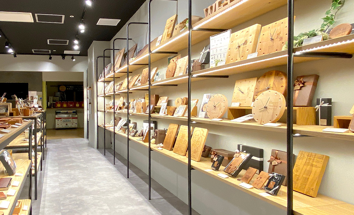 なんばパークス店　木製デザイン雑貨ギフトショップ
