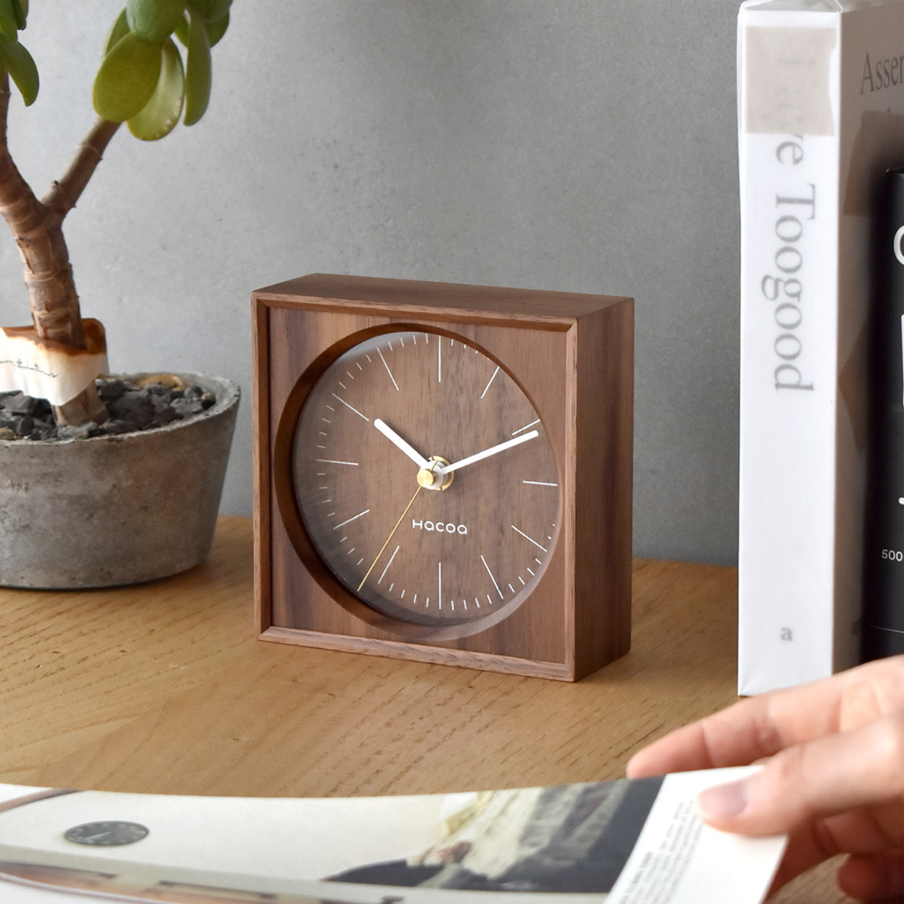 どこか懐かしさを感じるレトロモダンな木製時計 「Frame Clock Mini」