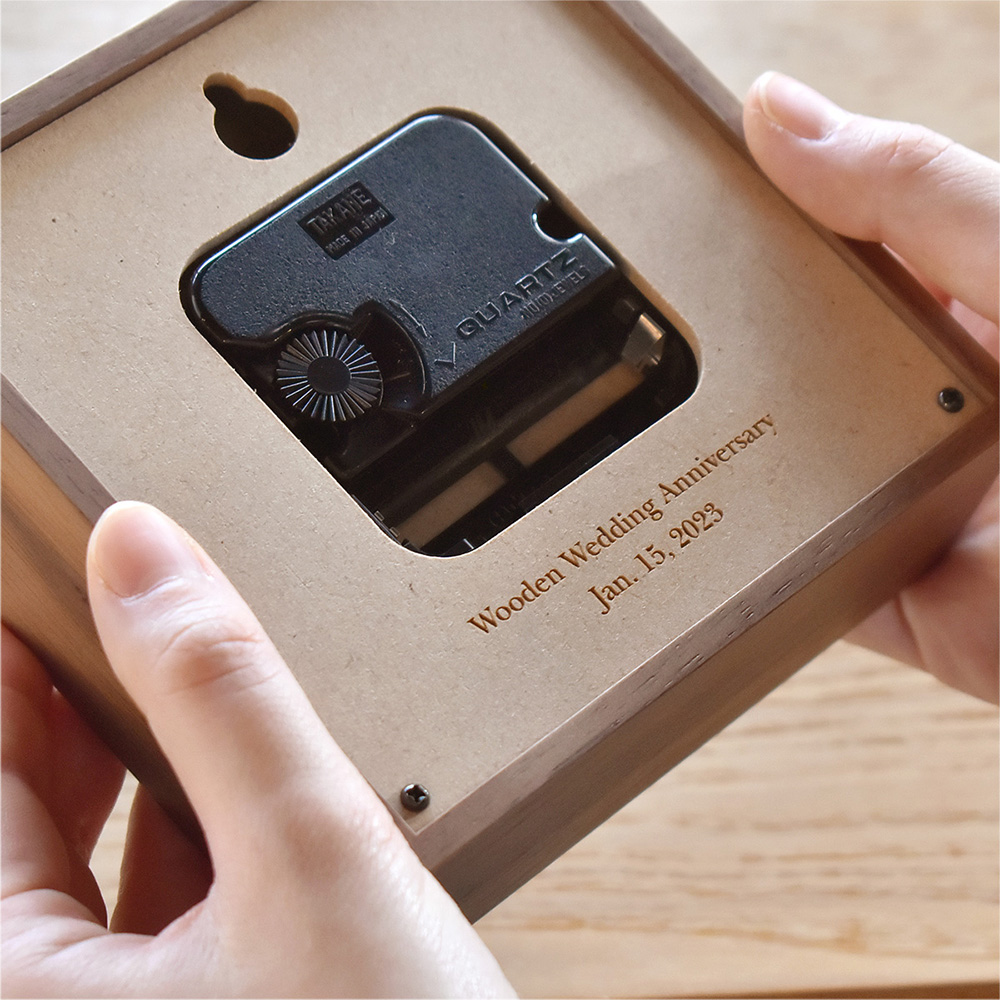 どこか懐かしさを感じるレトロモダンな木製時計 「Frame Clock Mini」