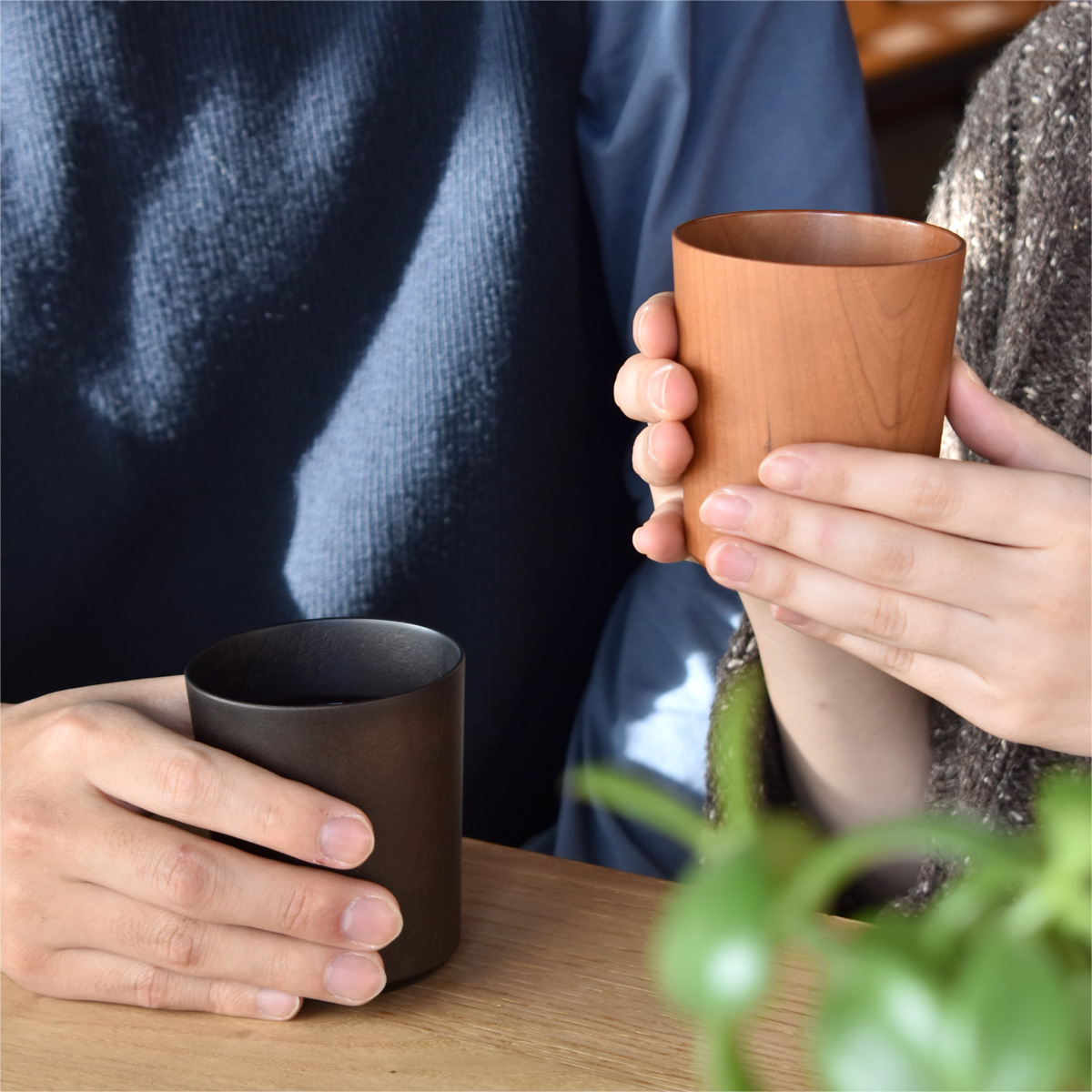 食卓に温もりを添える天然木チェリーのコップ 「Wooden Cup（ダークブラウン）」