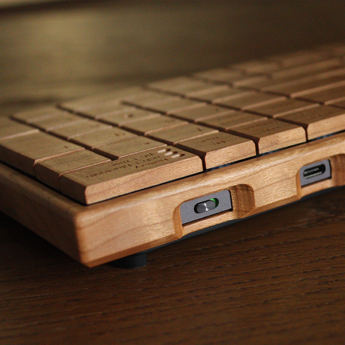 【ワイヤレスモデル】無機質なパソコン周りに温もりをプラスする木製キーボード「Full Ki-Board Wireless」