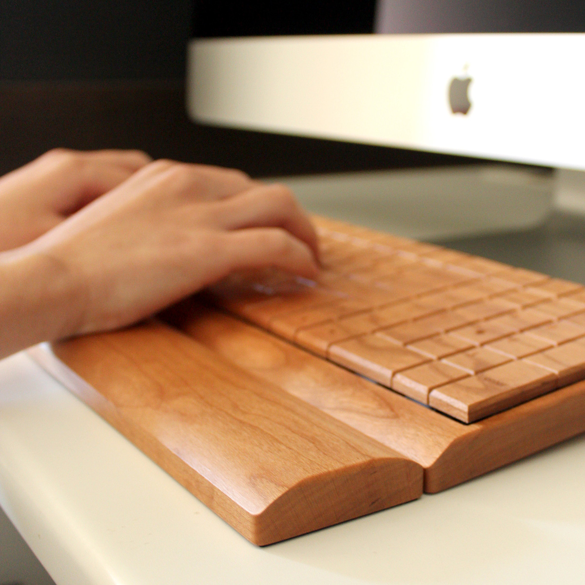 【木製キーボード専用】贅沢に無垢材から削り出して仕上げたパームレスト「Palm Rest」