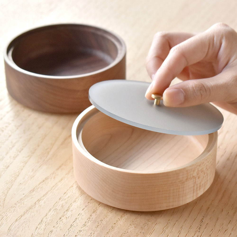 自分好みにカスタマイズできる木製の小物入れ「Stackable Round Case」