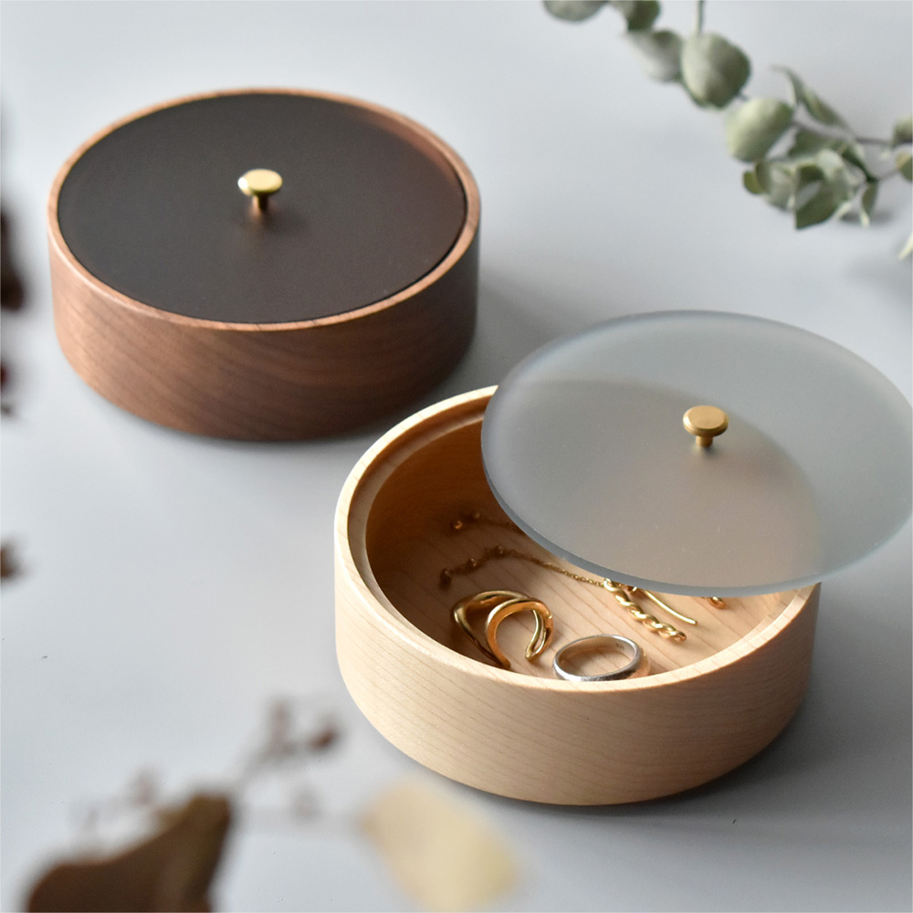 自分好みにカスタマイズできる木製の小物入れ「Stackable Round Case」
