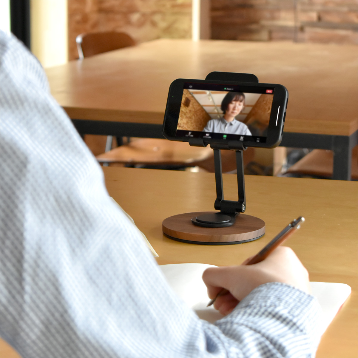 「Smartphone Stand Adjustable」角度調整ができる折り畳み式スマートフォンスタンド