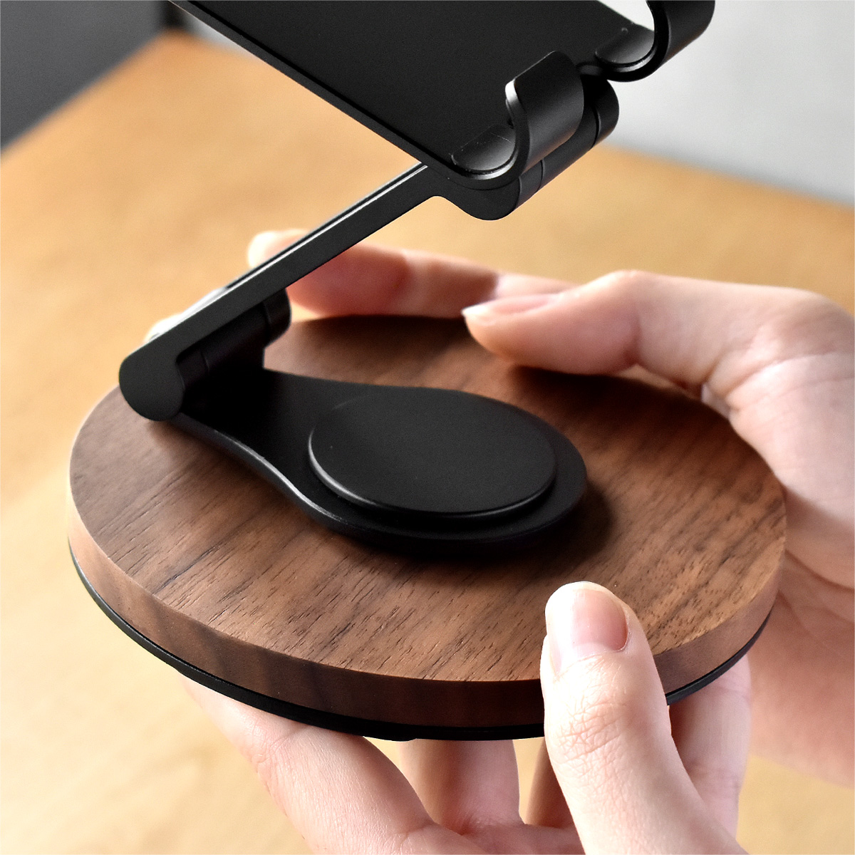 「Smartphone Stand Adjustable」角度調整ができる折り畳み式スマートフォンスタンド