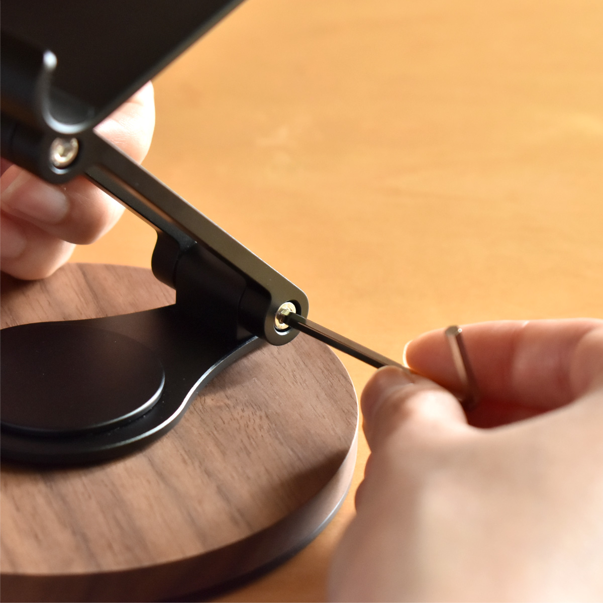 「Smartphone Stand Adjustable」角度調整ができる折り畳み式スマートフォンスタンド