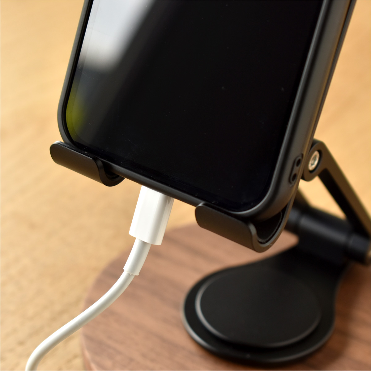「Smartphone Stand Adjustable」角度調整ができる折り畳み式スマートフォンスタンド