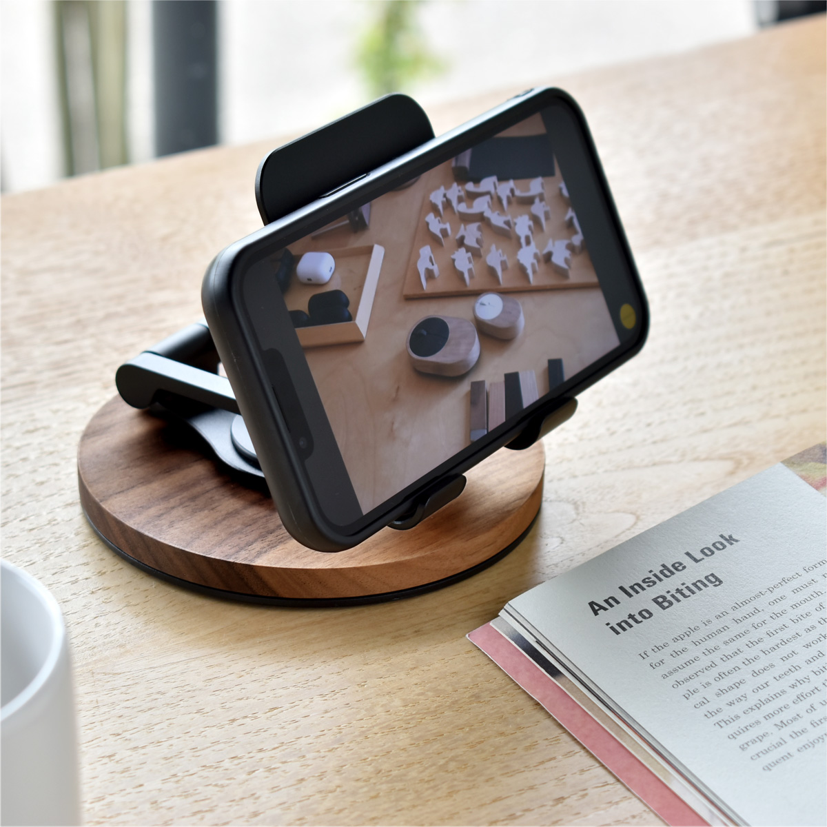 「Smartphone Stand Adjustable」角度調整ができる折り畳み式スマートフォンスタンド