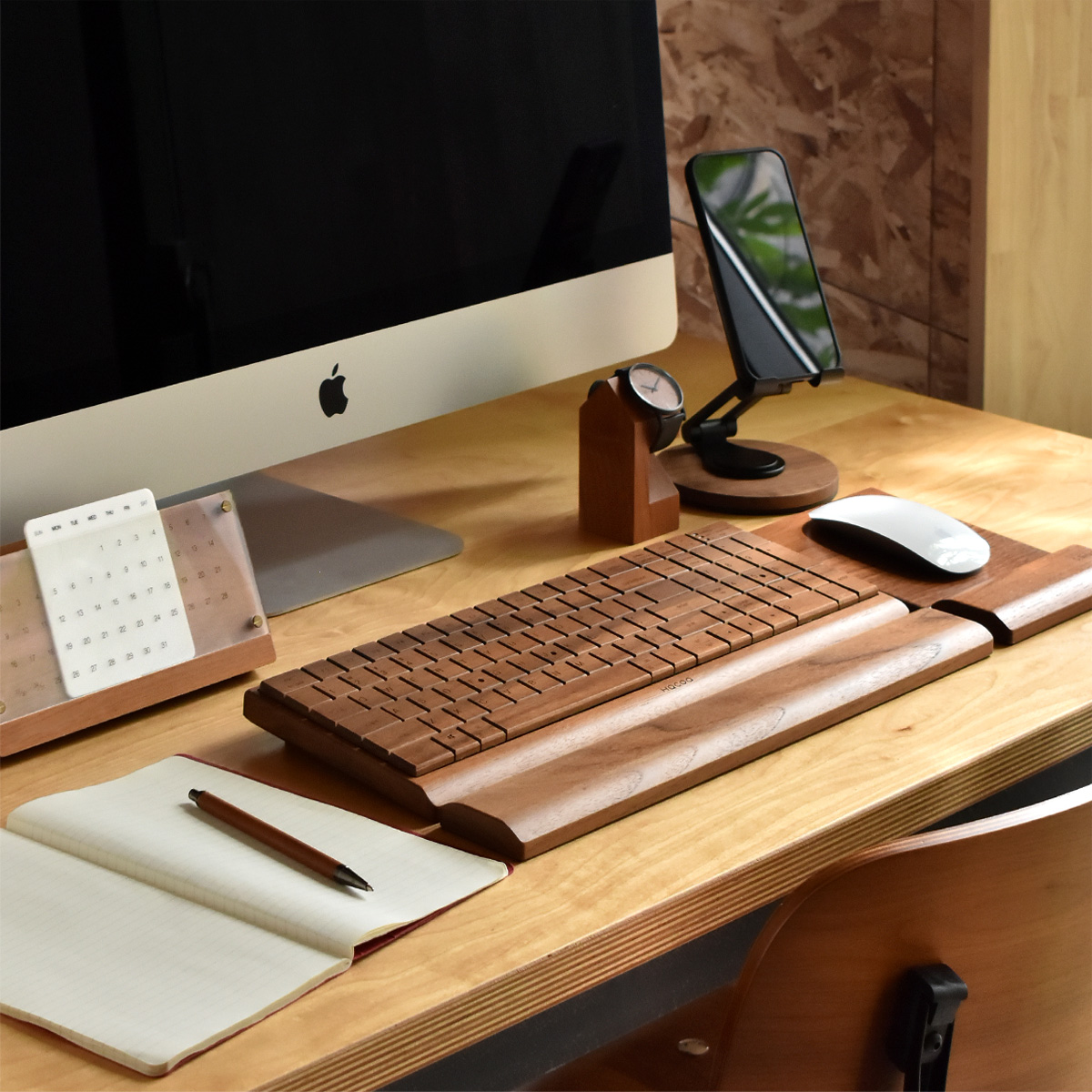 「Smartphone Stand Adjustable」角度調整ができる折り畳み式スマートフォンスタンド