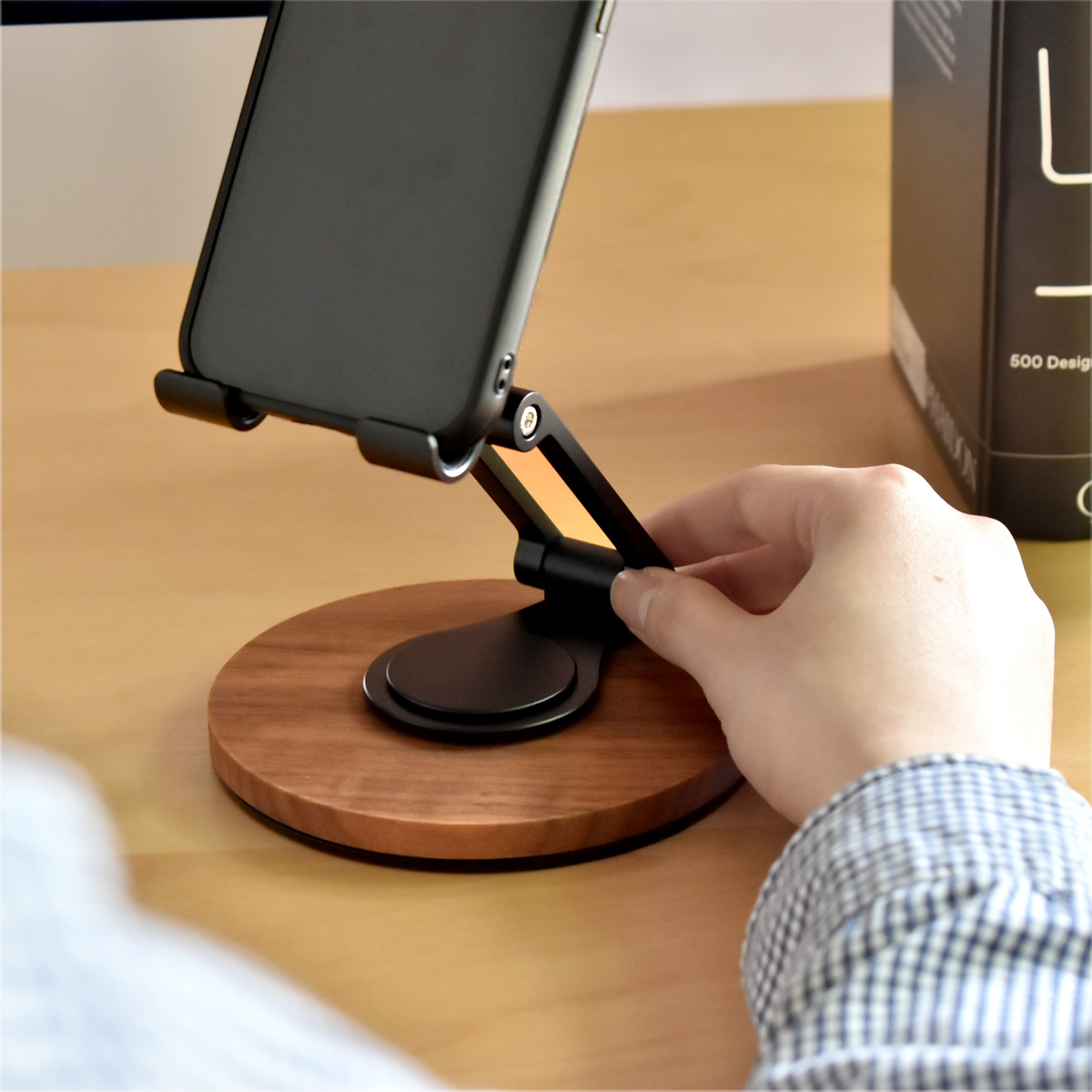 「Smartphone Stand Adjustable」角度調整ができる折り畳み式スマートフォンスタンド