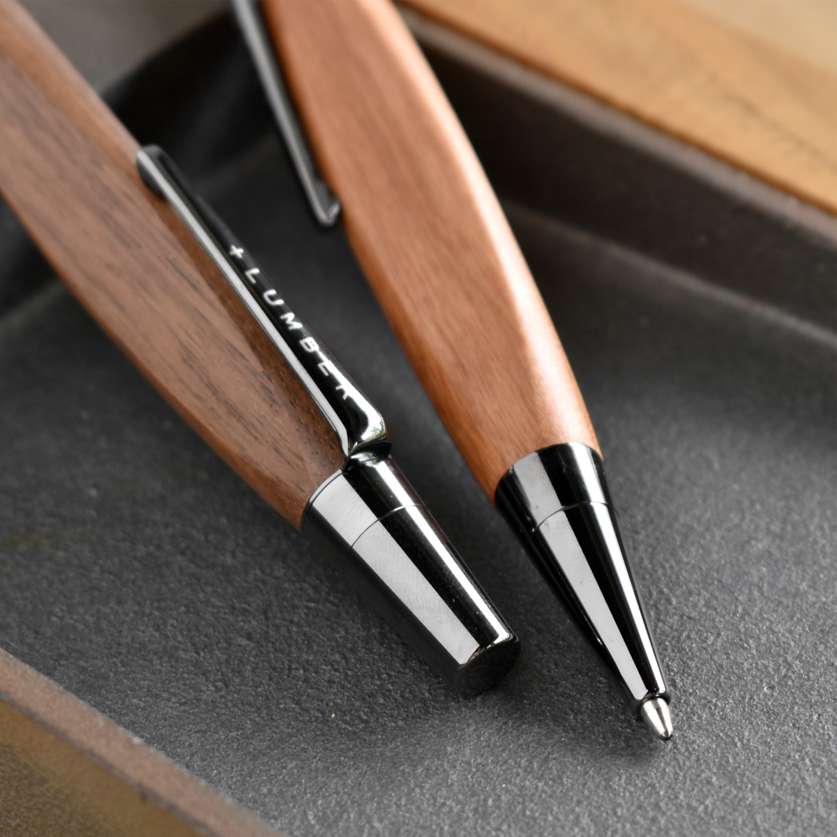 銘木をプラスしたボールペン「TRIANGLE BODY BALLPOINT PEN」