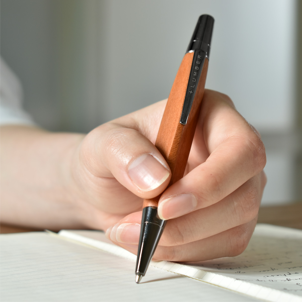 銘木をプラスしたボールペン「TRIANGLE BODY BALLPOINT PEN」
