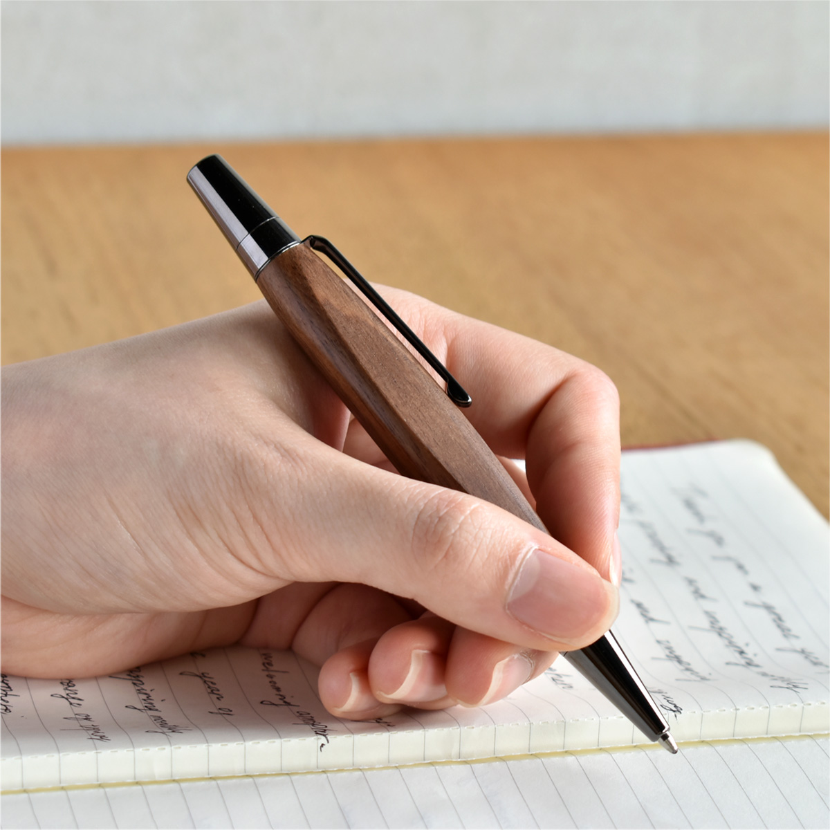 銘木をプラスしたボールペン「TRIANGLE BODY BALLPOINT PEN」