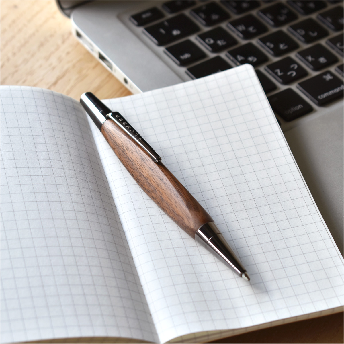 銘木をプラスしたボールペン「TRIANGLE BODY BALLPOINT PEN」