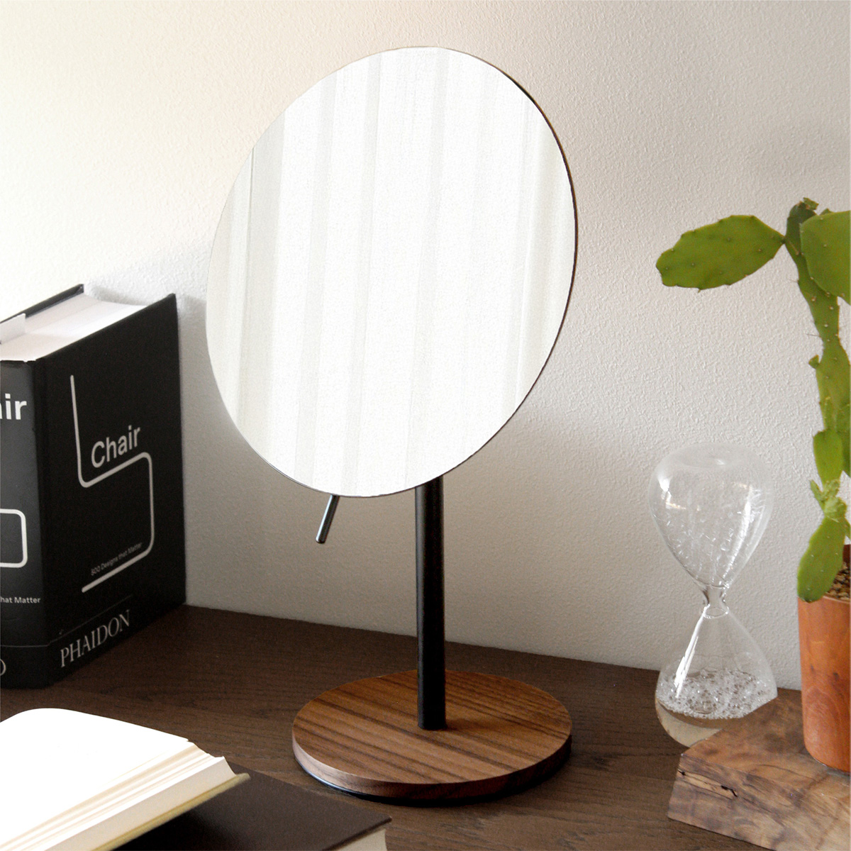 回転・角度調節ができる木製卓上ミラー「Table Mirror」