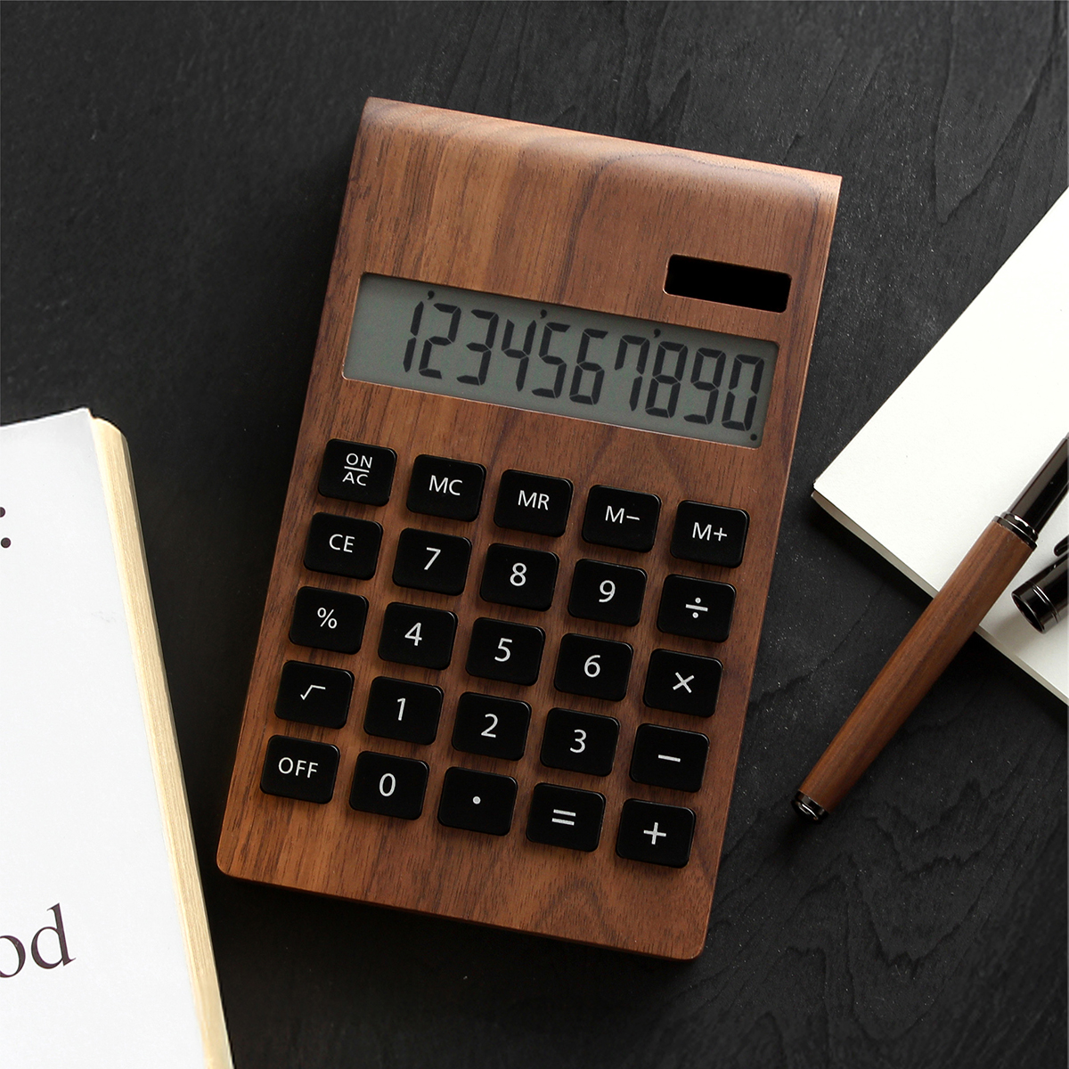 デスクをスタイリッシュに彩る。 木製ソーラー電卓「Solar Battery Calculator Desk Type」