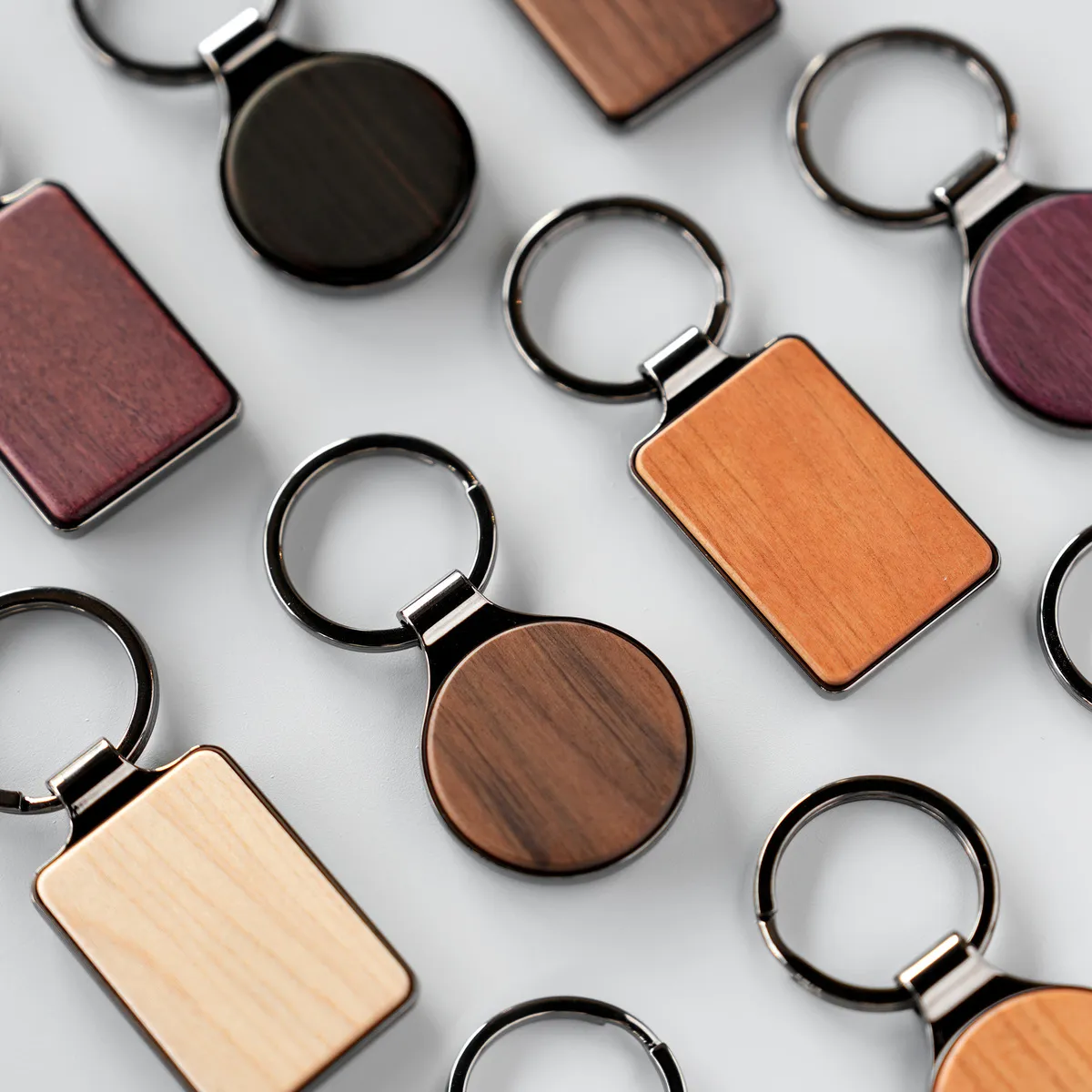 銘木の美しさをプラスした木製キーホルダー「KEYRING 001」