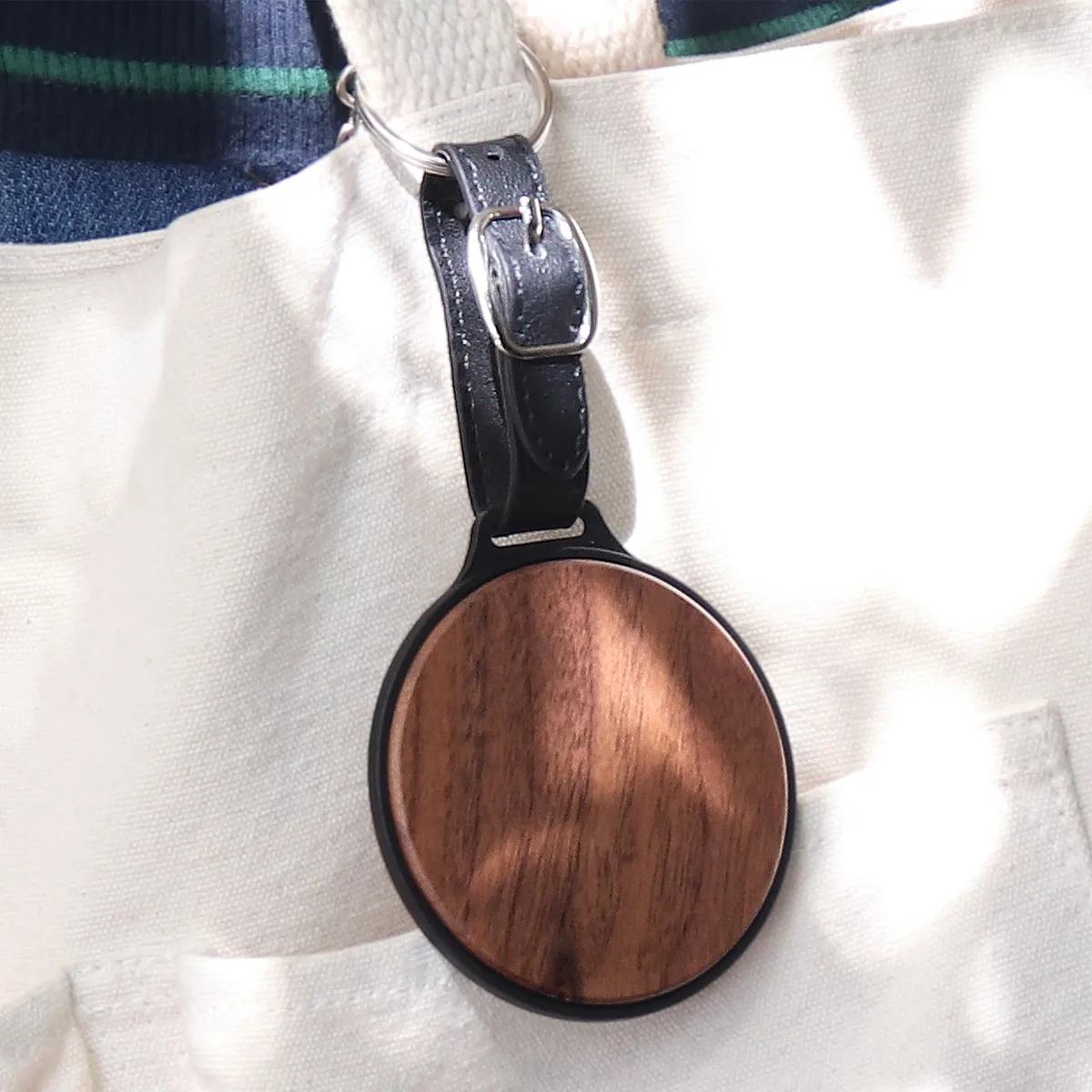 銘木の存在感。自分だけの特別な目印をプラスする木製バックタグ「BAG TAG」