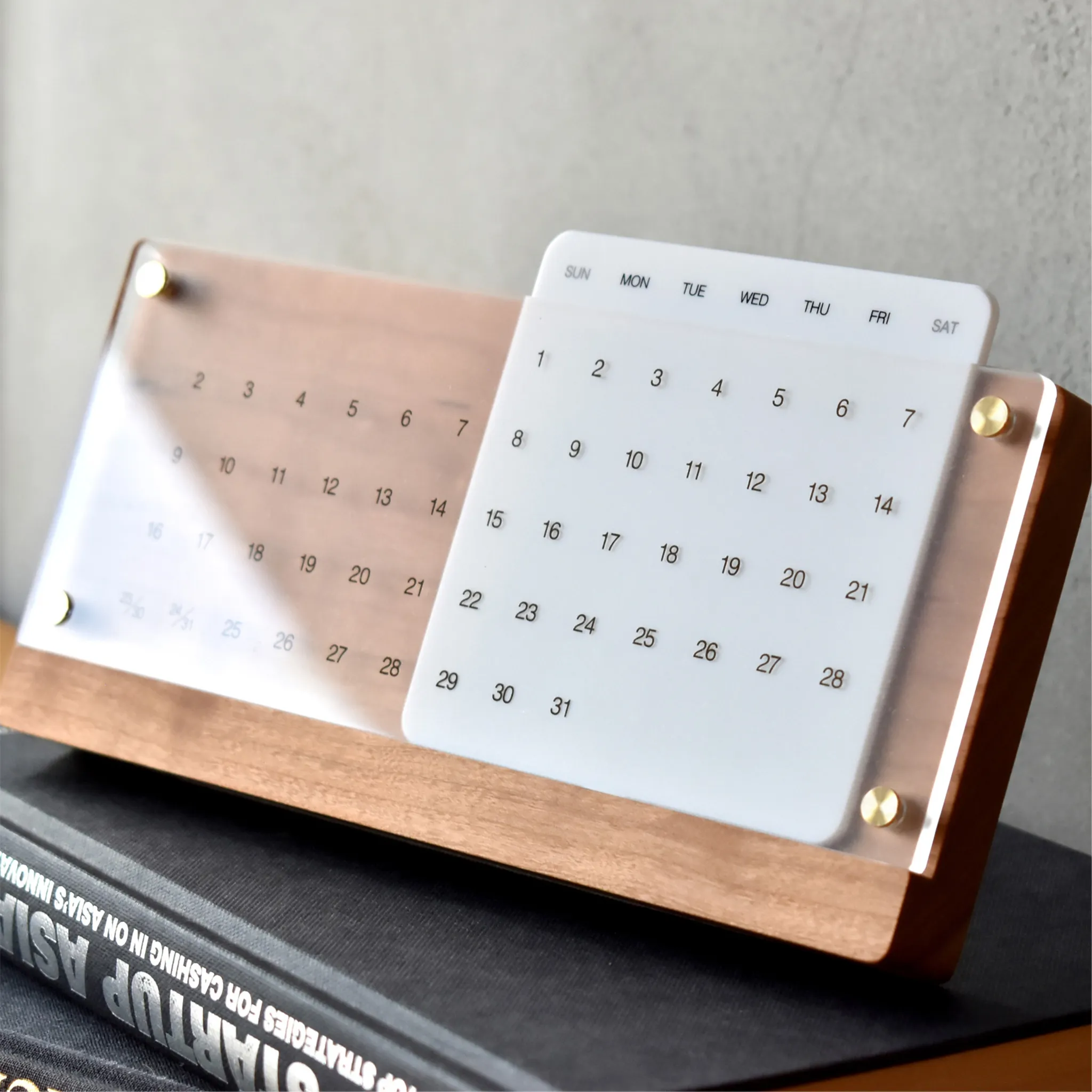 時とともに深まる卓上万年カレンダー「Desk Calendar Eternal」