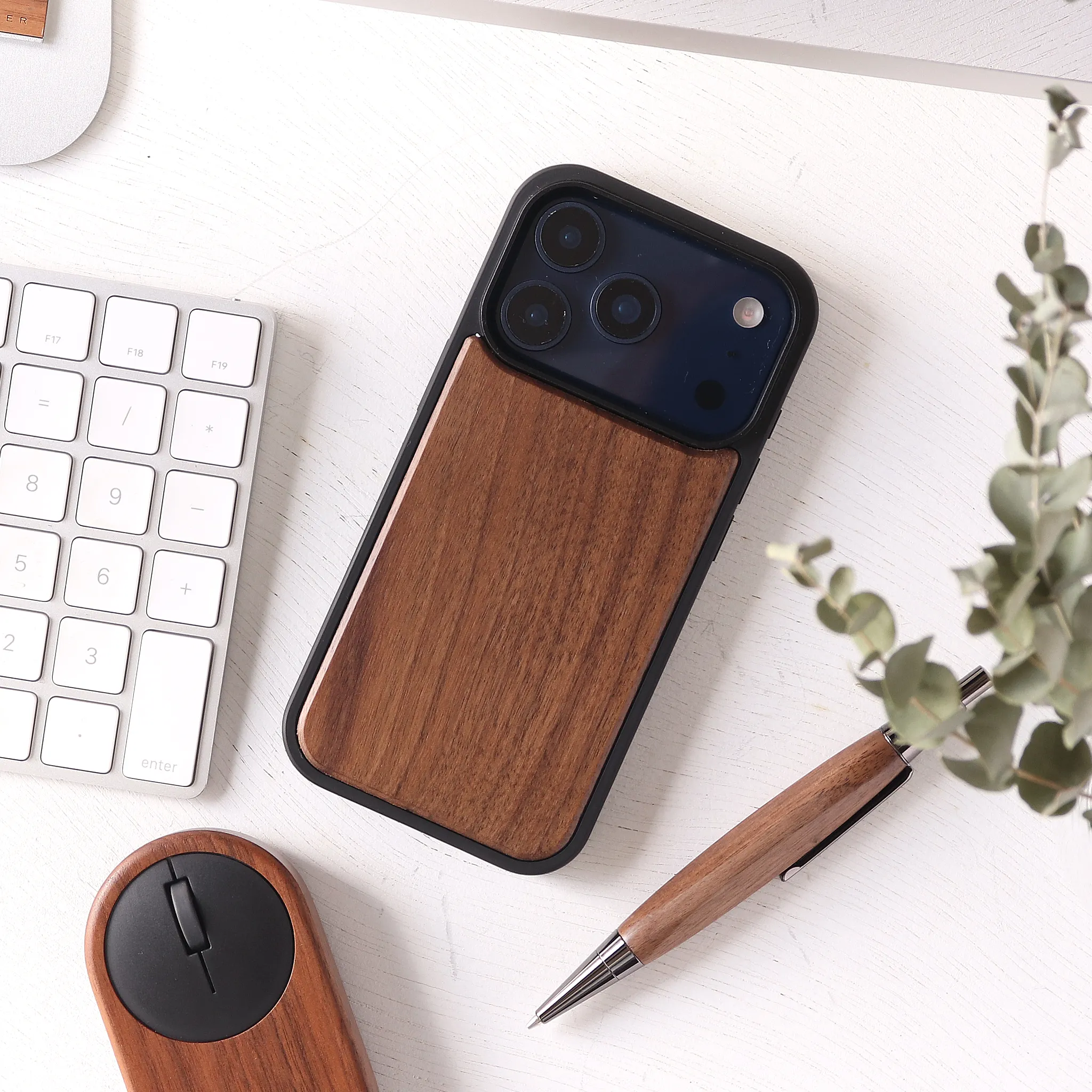 木製のiPhone17シリーズ用ケース