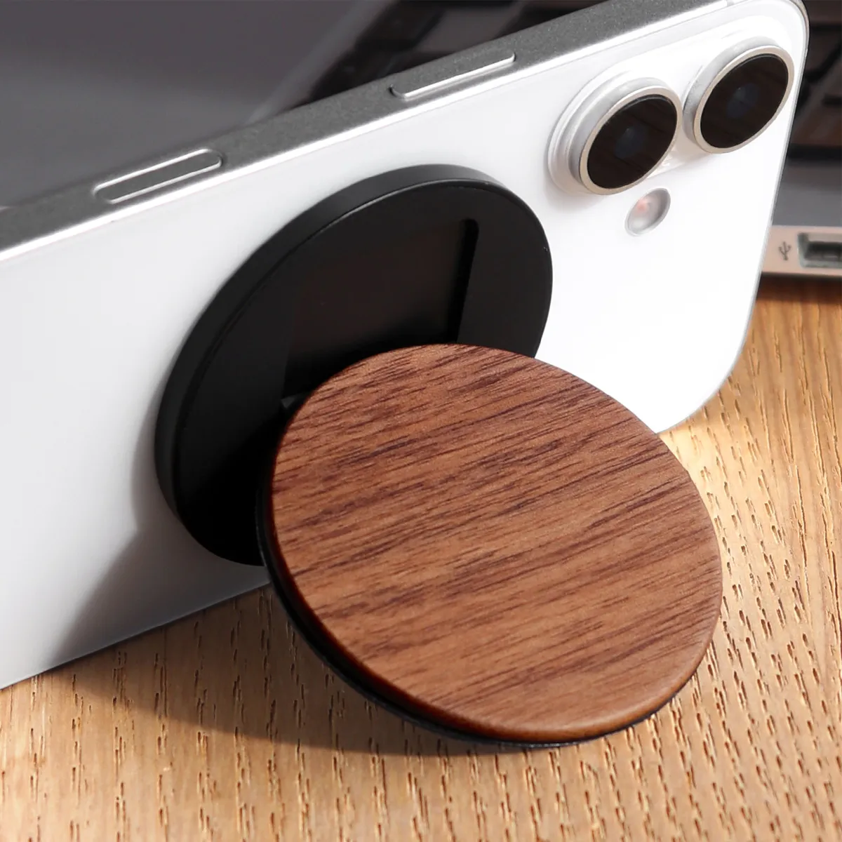 操作もスタンドも、これひとつでスマートに。 MagSafe対応のスマホスタンド「MAG FOLD STAND」