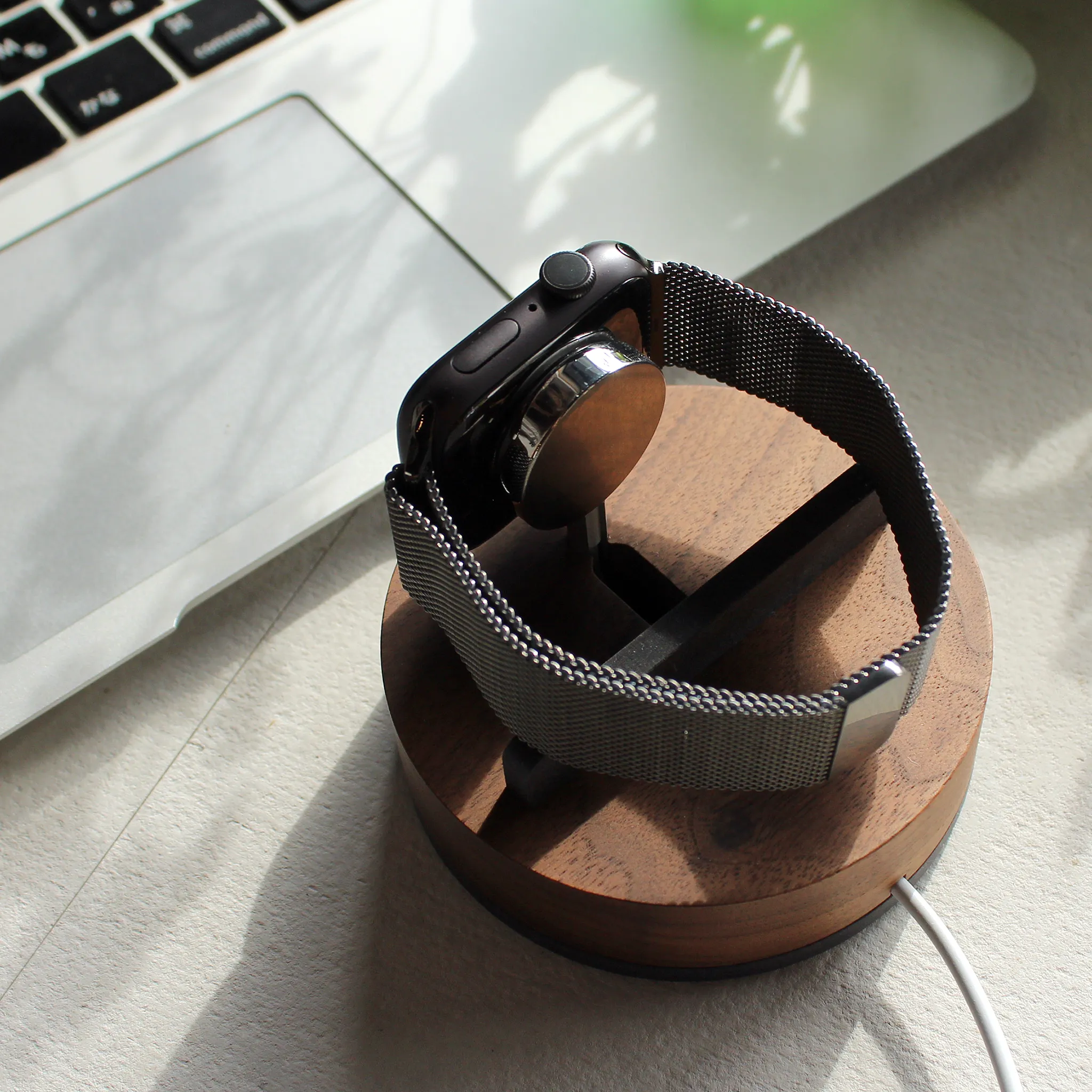 木目で選べる”Apple Watch充電スタンド