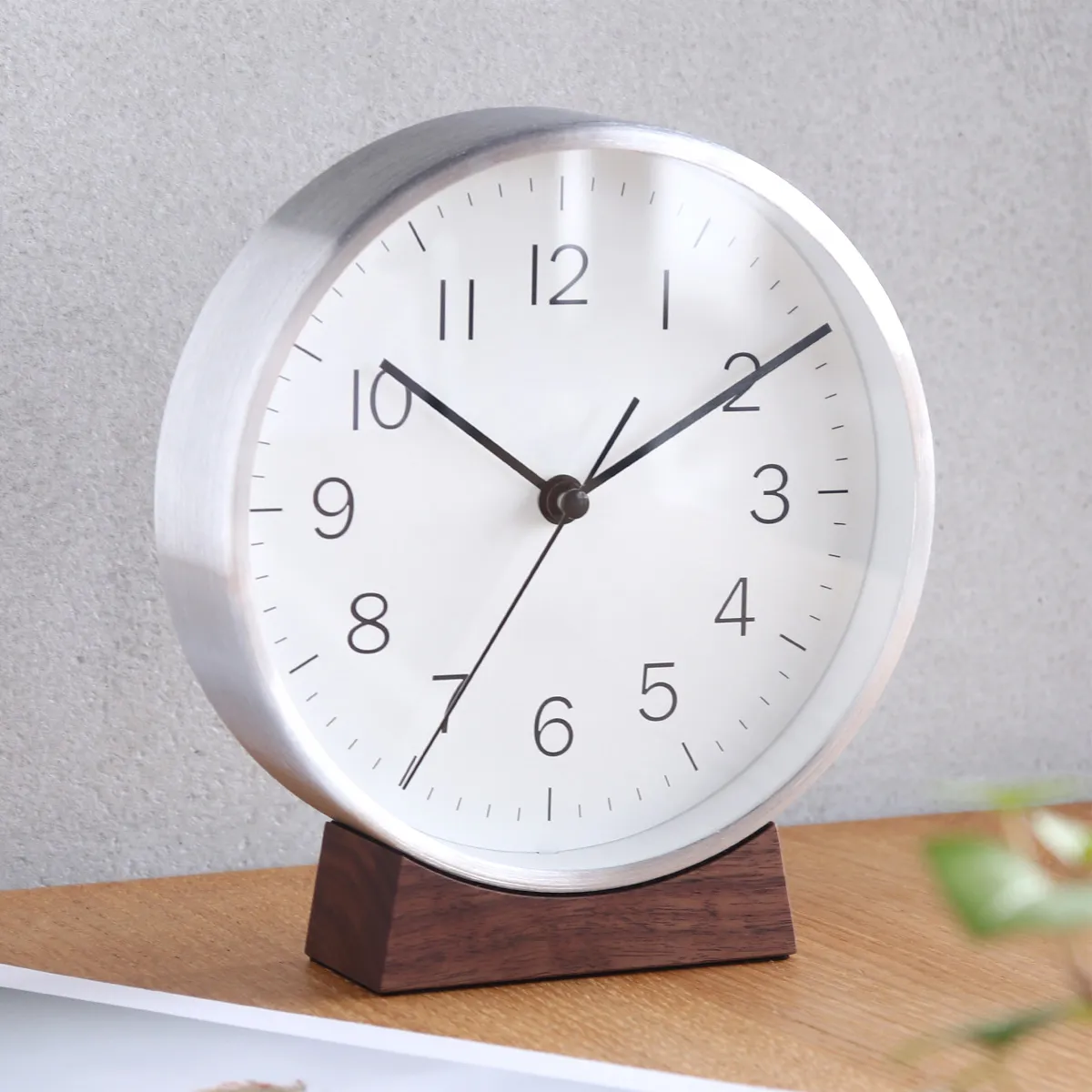 【新商品】暮らしのそばでやさしく示す、ミニマルな時計/温湿度計「Wood Base Clock / T/H Meter」が入荷