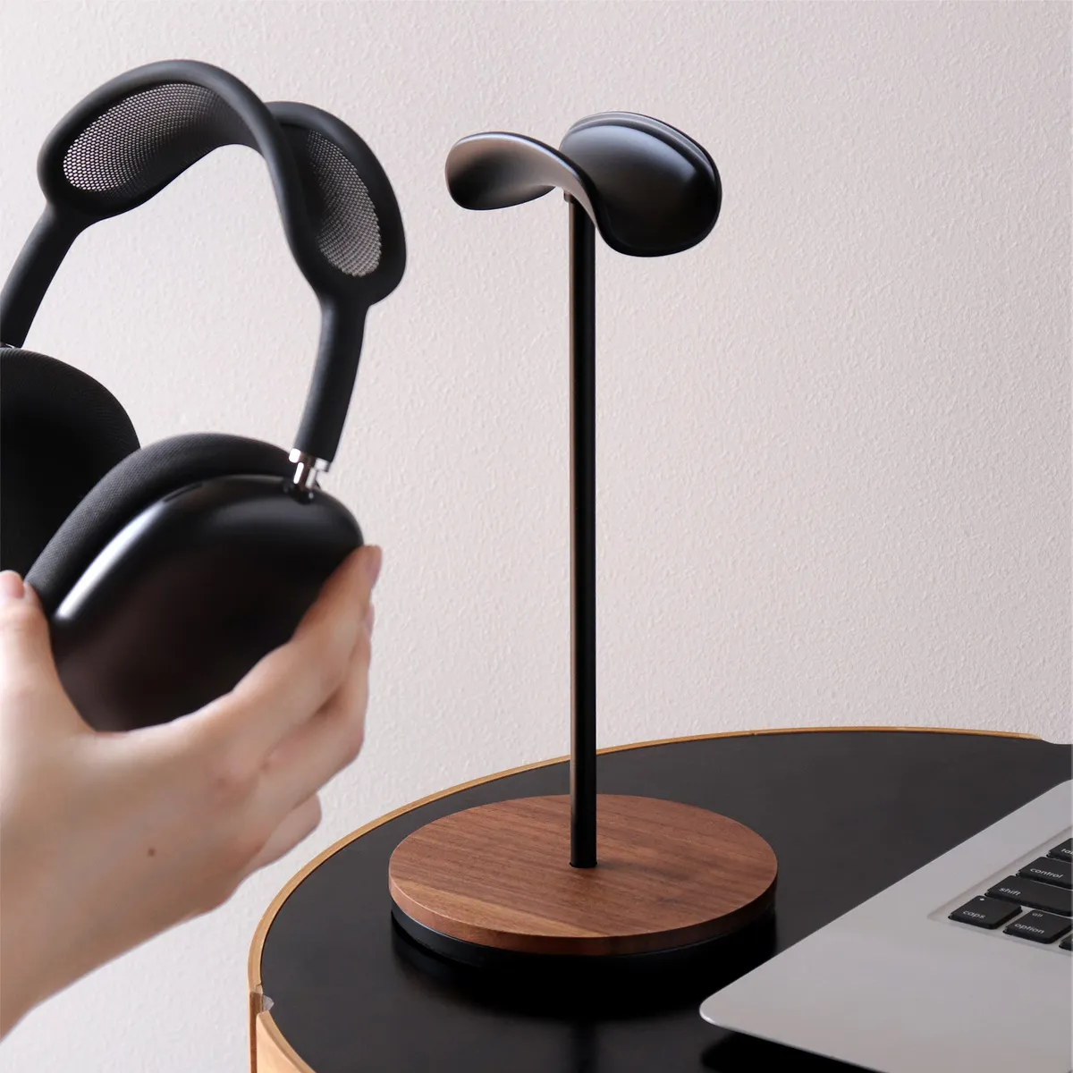 新商品 ヘッドホンの置き場所をつくる、木製ヘッドホンスタンド「Headphone Stand」