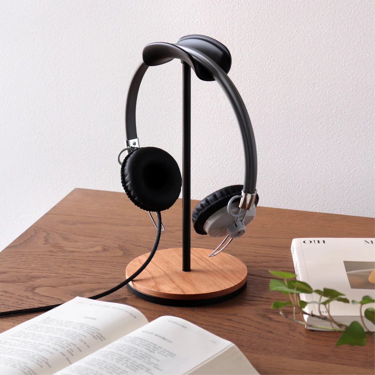 新商品 ヘッドホンの置き場所をつくる、木製ヘッドホンスタンド「Headphone Stand」