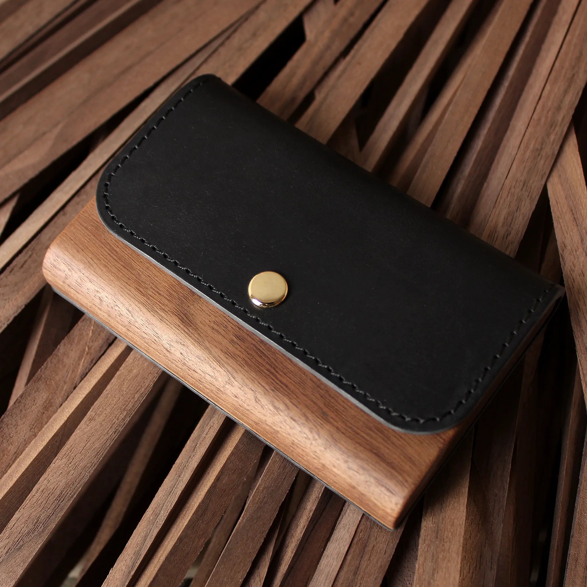 木製名刺入れ「Flap Card Case」｜木と革が育つ本革レザー名刺入れの魅力