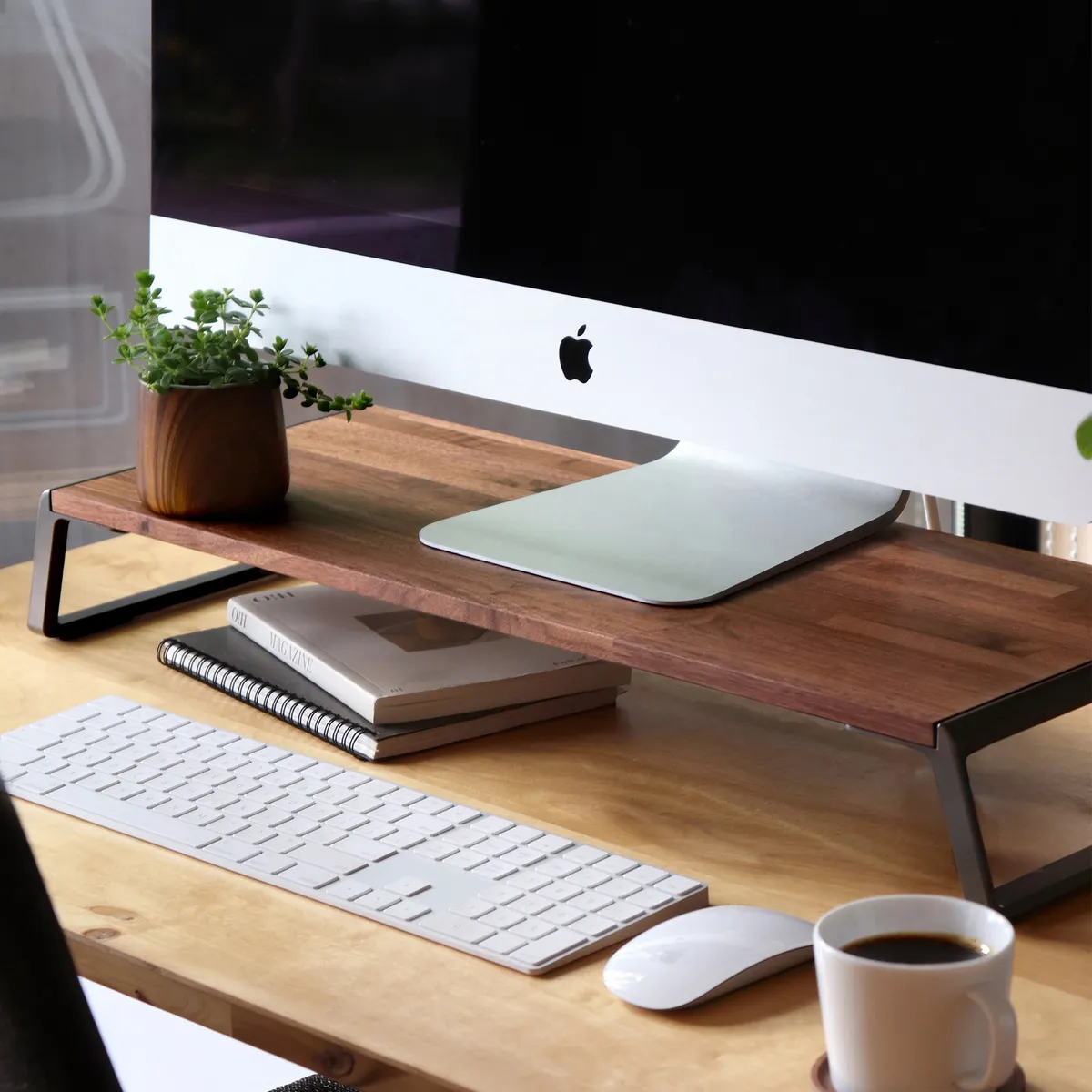 新商品 木の温もりと、アルミの機能美。視線と空間を整える木製モニタースタンド「Monitor Stand」