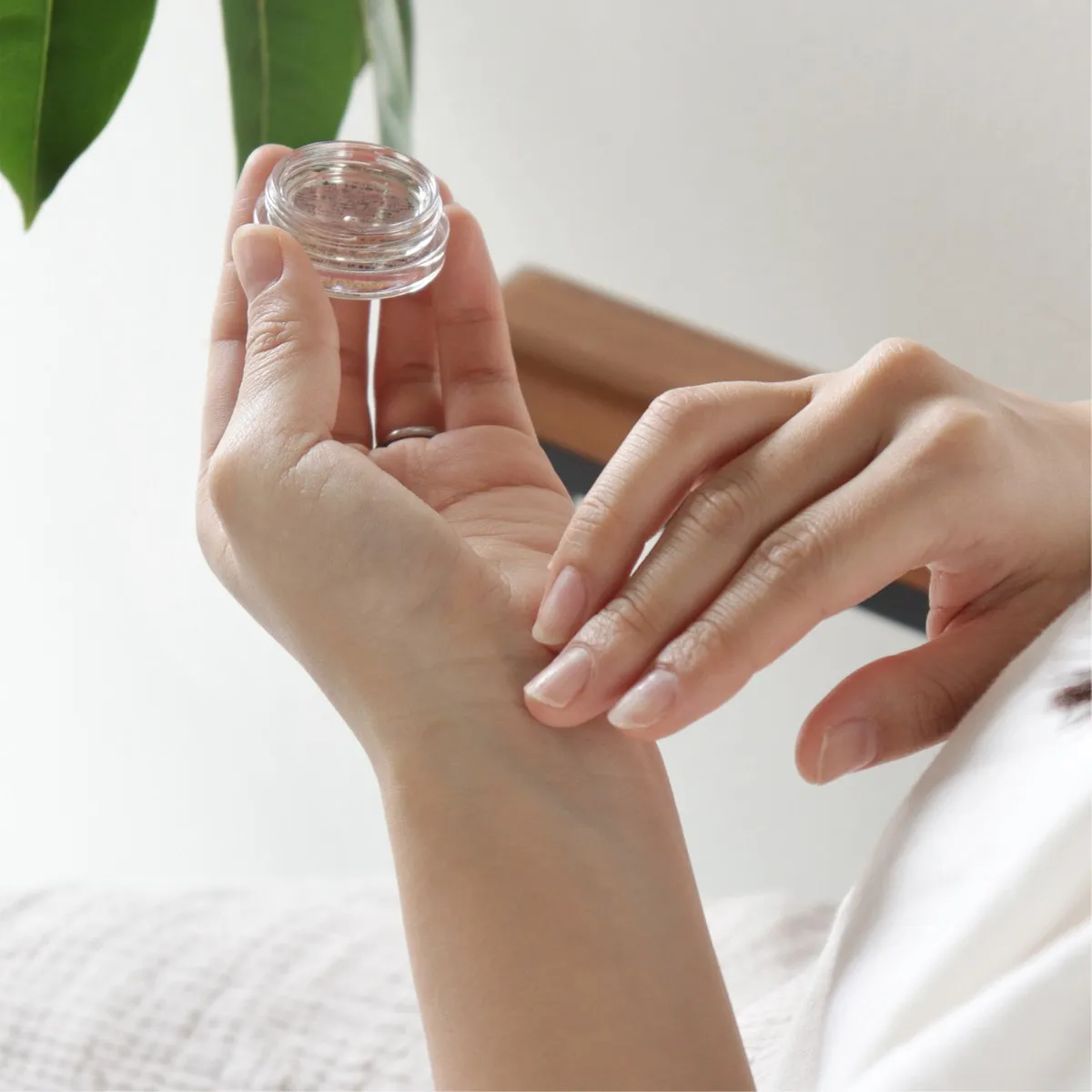 香りをまとい、木を持ち歩く。 日常に、ひとさじの贅沢「PREW練り香水」